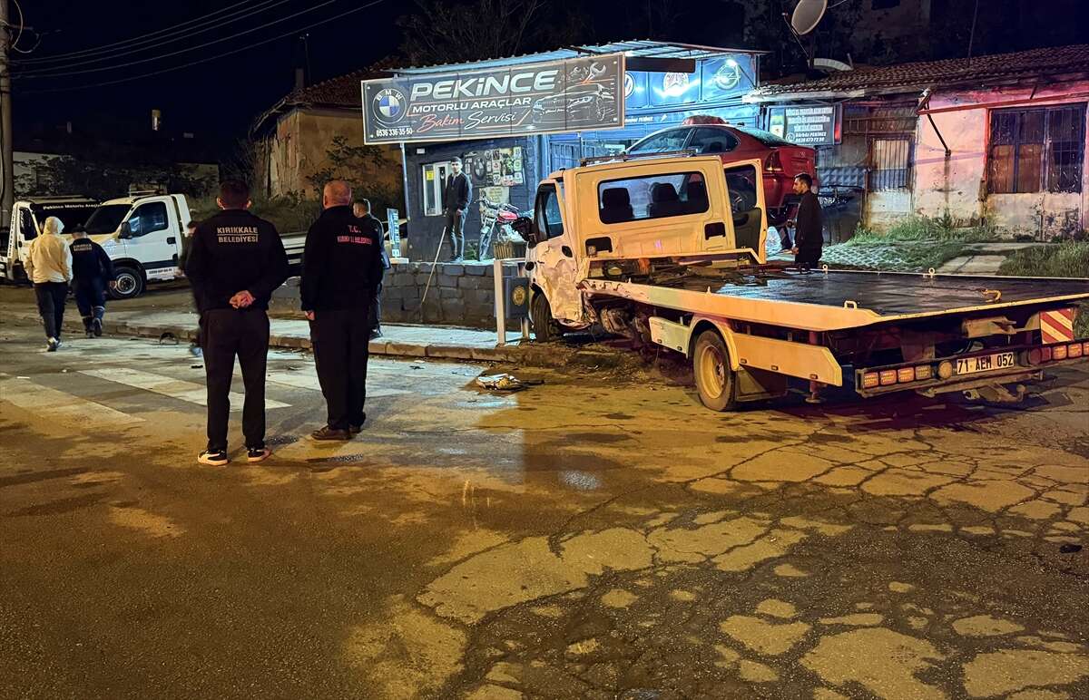 Otomobil çekiciye çarptı! Araçtan fırlayan kadın sürücü öldü 12